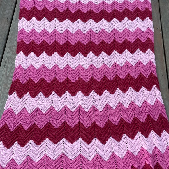 Vintage Handmade Afghan Adorable shades of Pink 🌺 - Picture 13 of 16
